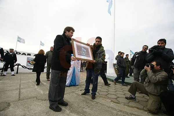 Gustavo Melella hace entrega de un cuadro conmemorativo a Horacio Chávez.