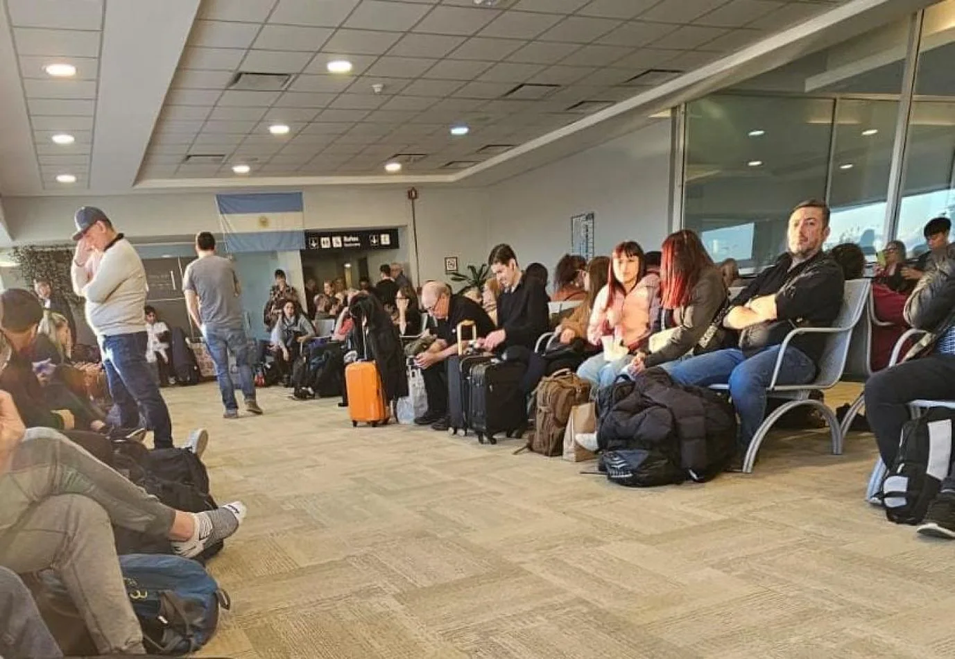 Cientos de pasajeros sufren la cancelación del vuelo de Aerolíneas en Río Grande.