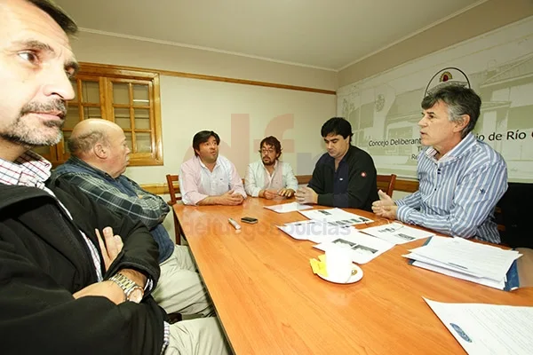 En la reunión, los comerciantes plantearon su postura sobre el impuesto suspendido.