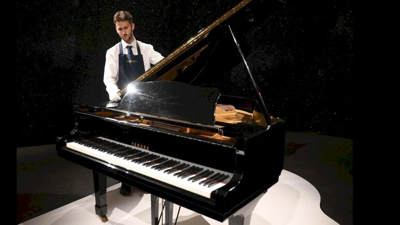 Se subastan más de 1.500 objetos de Freddie Mercury: de un piano a un peine para bigote