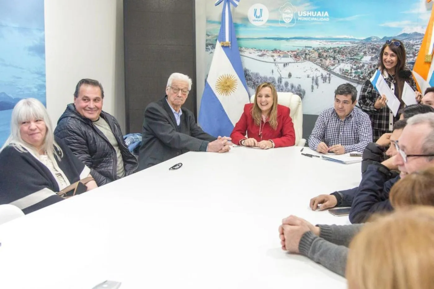 Municipio de Ushuaia entregó títulos de propiedad de la tierra a familias de la ciudad.