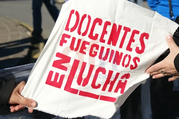 Los volantes aparecieron en el medio de la disputa que los docentes mantienen con Gobierno.