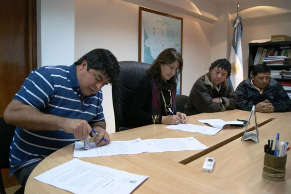 Carlos Córdoba y Amanda Del Corro, al momento de firmar el acuerdo.
