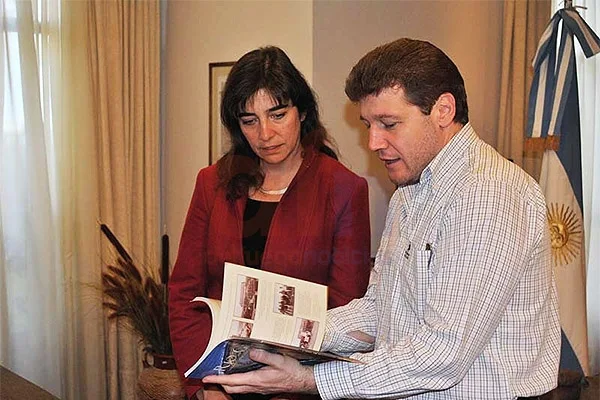 Gustavo Melella muestra a la embajadora canadiense, un libro sobre Río Grande.