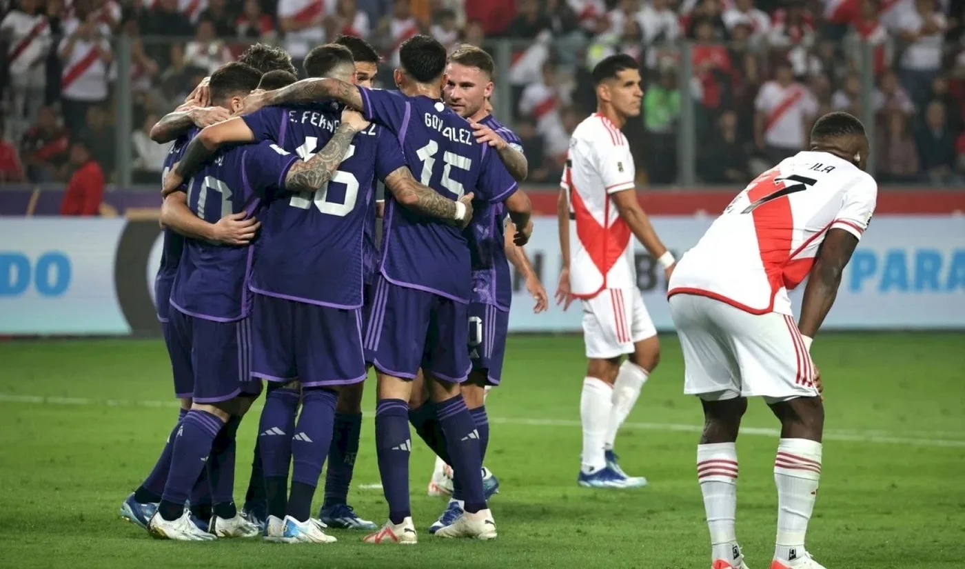 Argentina venció a Perú por 2-0 en el Estadio de Lima.