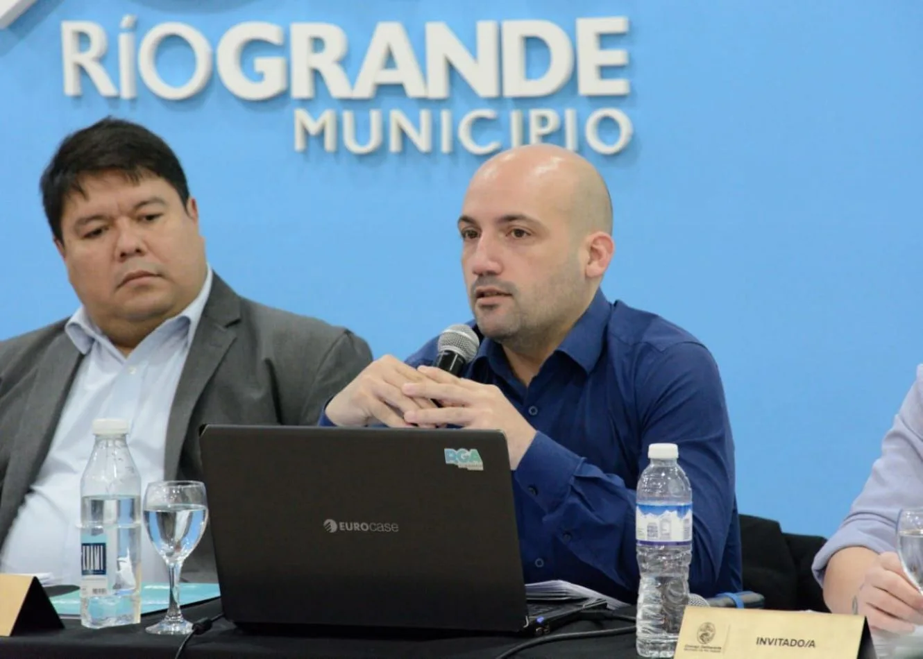 gerente de la Agencia de Deportes, Cultura y Juventud, Sebastián Bendaña, expuso el proyecto de presupuesto 2024 ante los concejales.