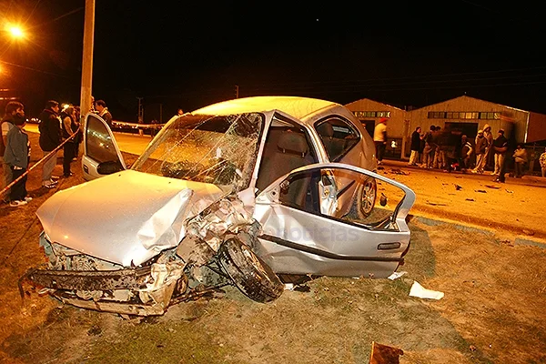 El Chevrolet Corsa, uno de los vehículos que se llevó la peor parte en el accidente.