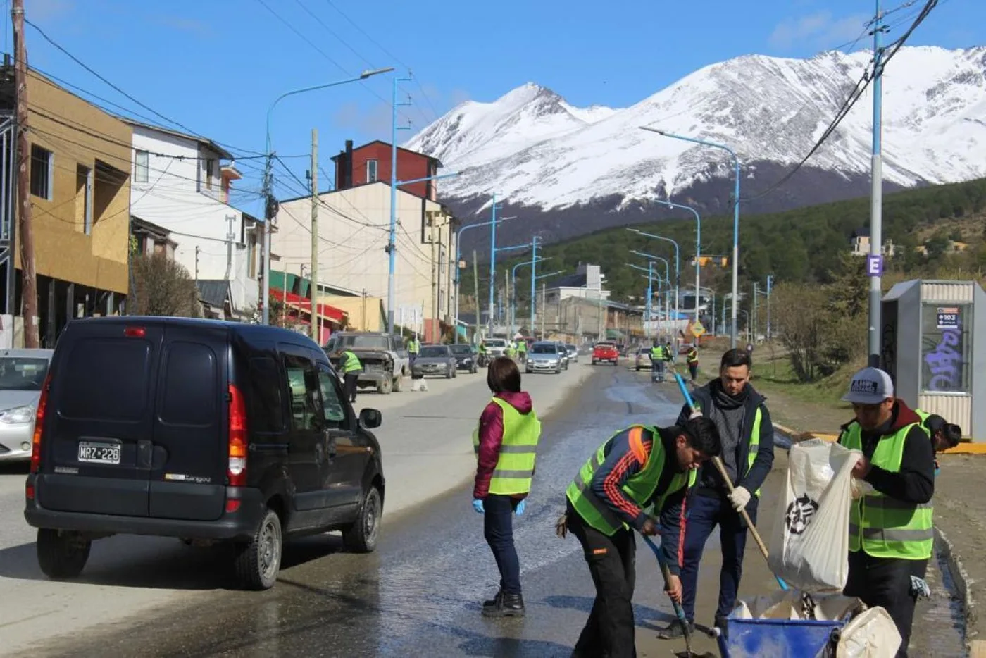Intensifica los trabajos de limpieza en calles de loa ciudad .