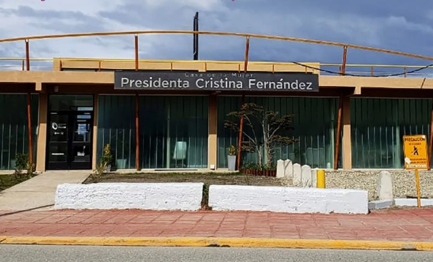 Dictamen exige el retiro del cartel “Presidente Cristina Fernández” de la Casa de la Mujer