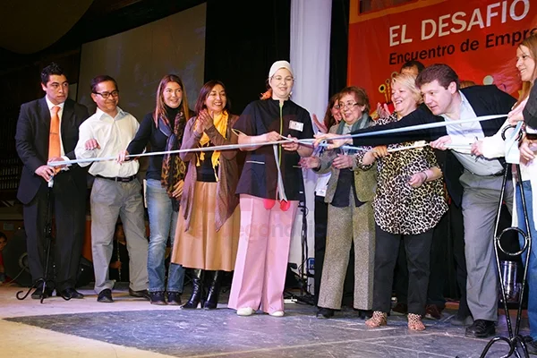 Gustavgo Melella, junto a autoridades y expositores, inaugura la feria.