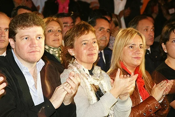 Fabiana Ríos aplaude, rodeada por Gustavo Melella y Miriam Boyadjian.