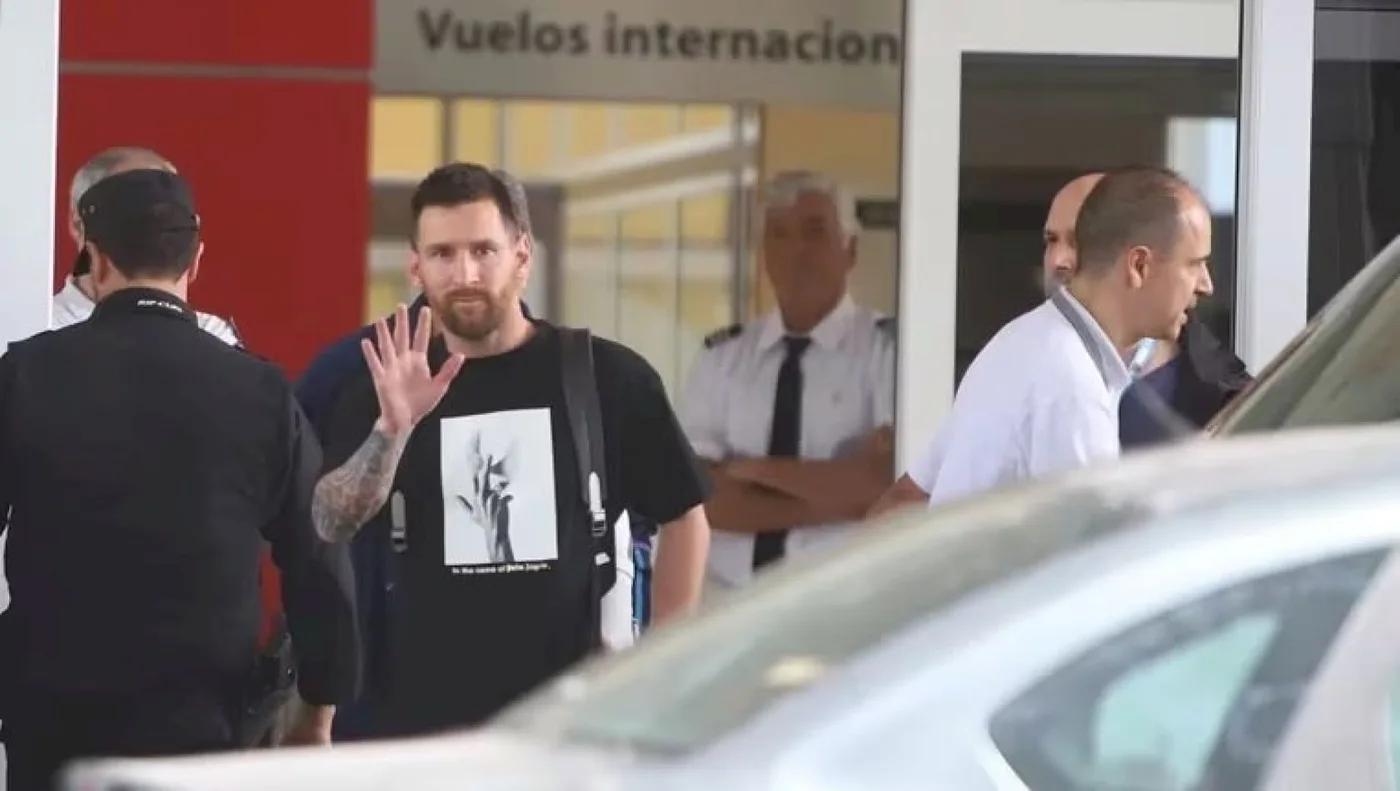 El capitán del seleccionado argentino, Lionel Messi, llegó al país para afrontar la última doble fecha del año de las Eliminatorias Sudamericanas .