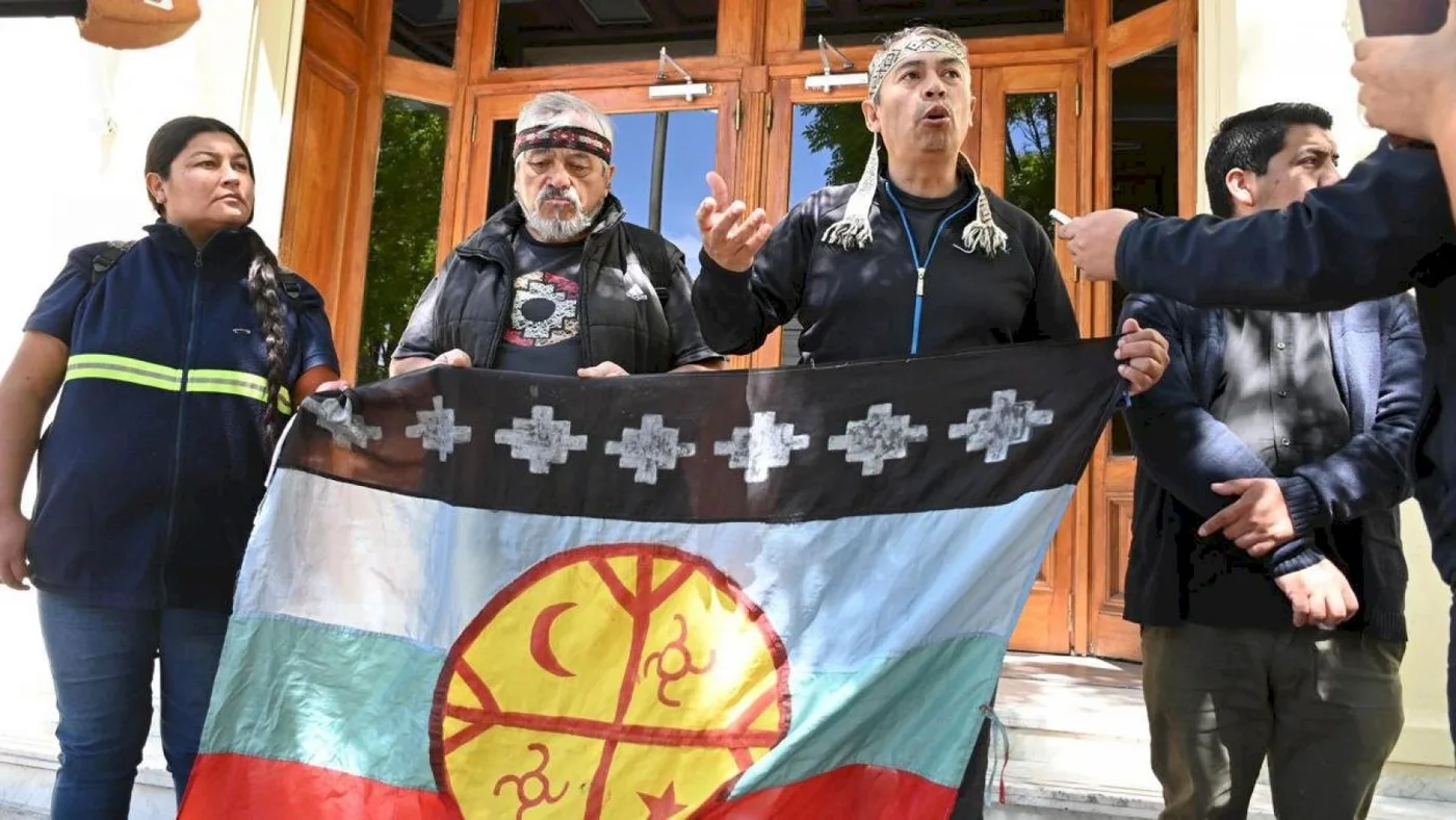 Mapuches protestan ante posibles cambios en las leyes de tierras y mineras en Río Negro.