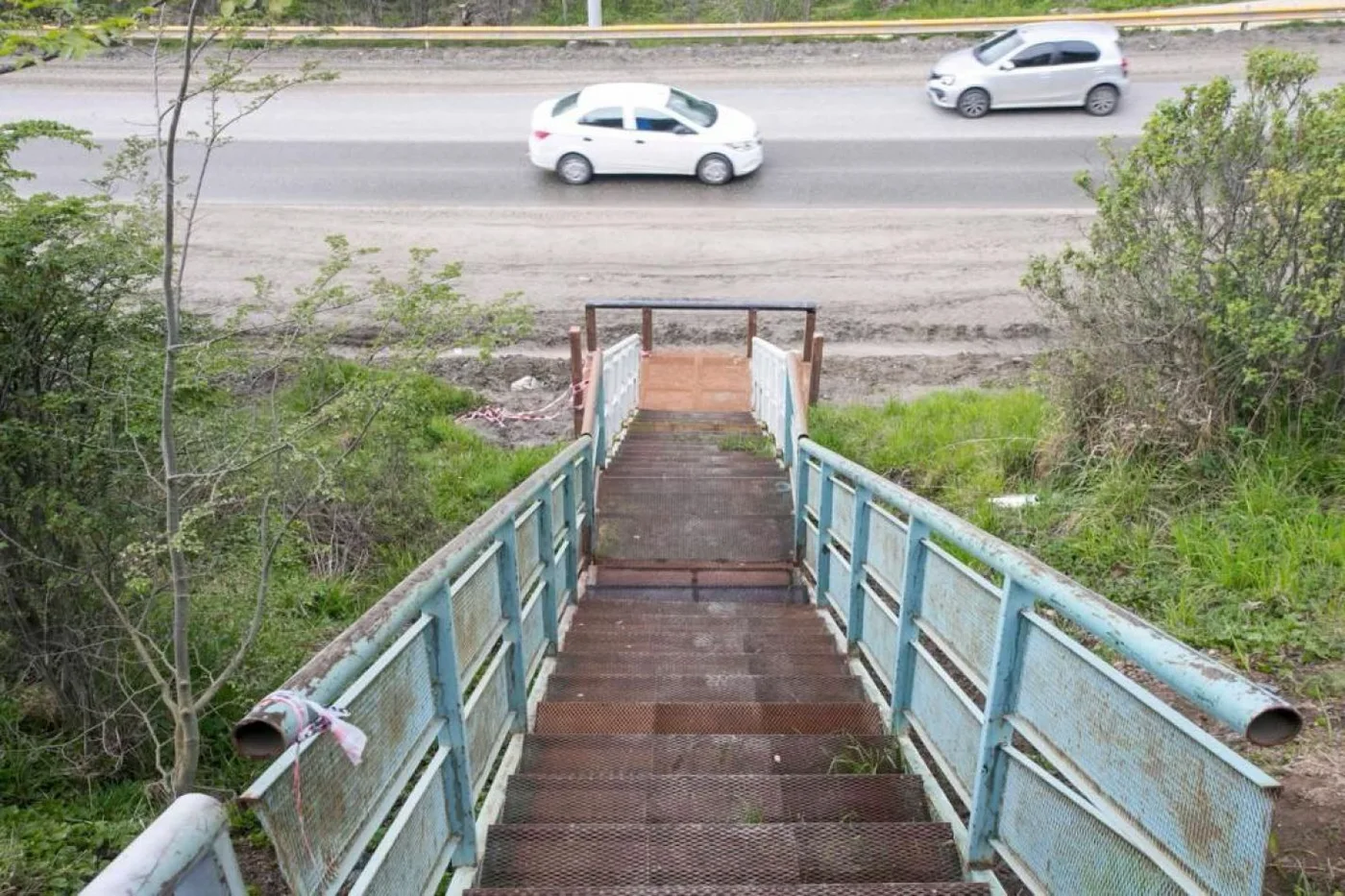 Construyen escalera para mayor seguridad en el B° Dos Banderas y sectores aledaños