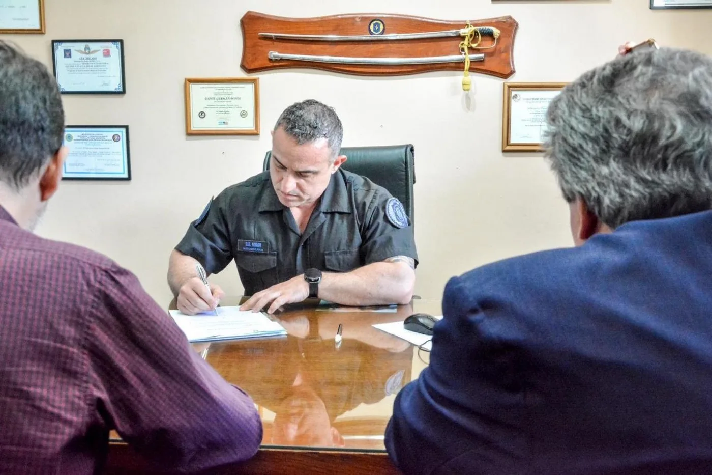 Municipio de Ushuaia suscribió el decreto de entrega de terrenos para personal de la Policía Federal