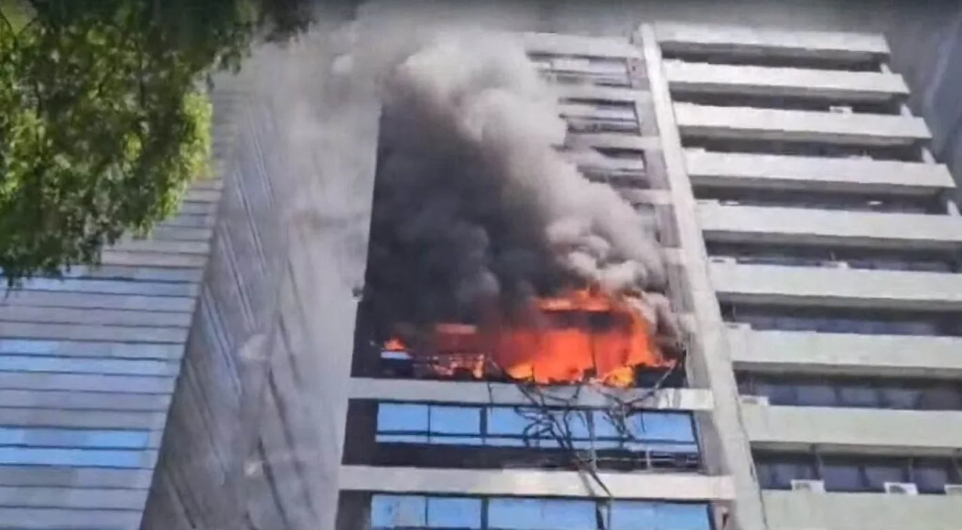 Fuerte explosión e incendio en un edificio del Poder Judicial