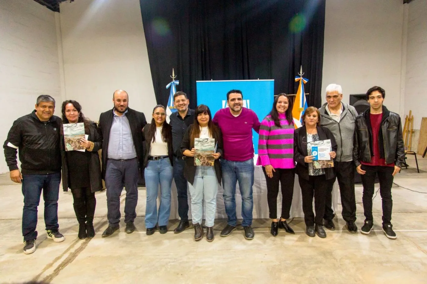 Entrega de decretos de preadjudicación de tierras a integrantes de la Cooperativa de Enfermeros