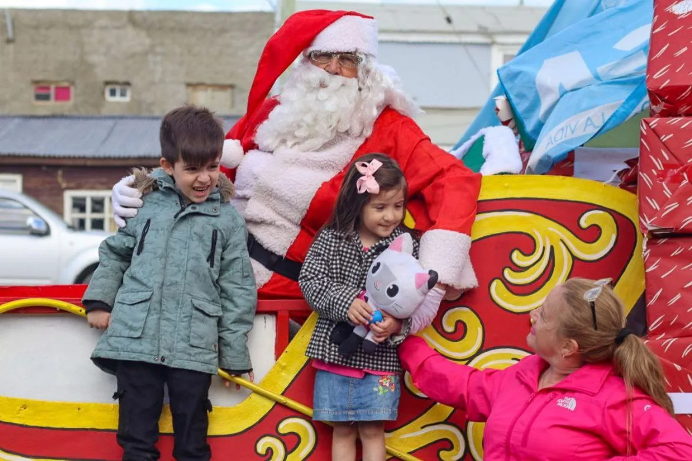 Papá Noel llevó la magia navideña a los barrios de Río Grande