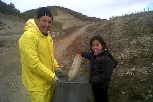 Emilio Sáez y una niña que colaboró en la limpieza, camino a Río Grande.