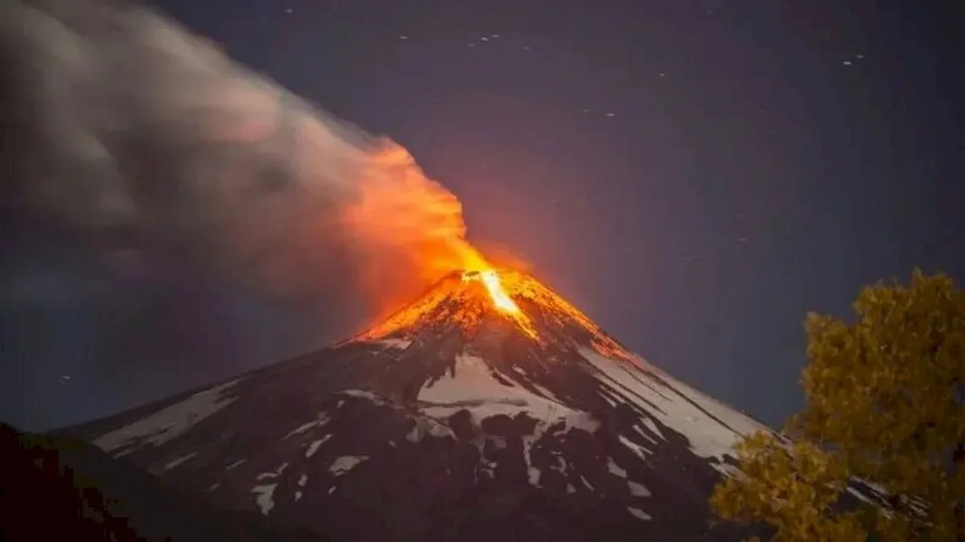 Volcán Villarrica situado en Chile, a 775 kilómetros de Santiago y a unos 138 km de la localidad neuquina de Villa la Angostura.