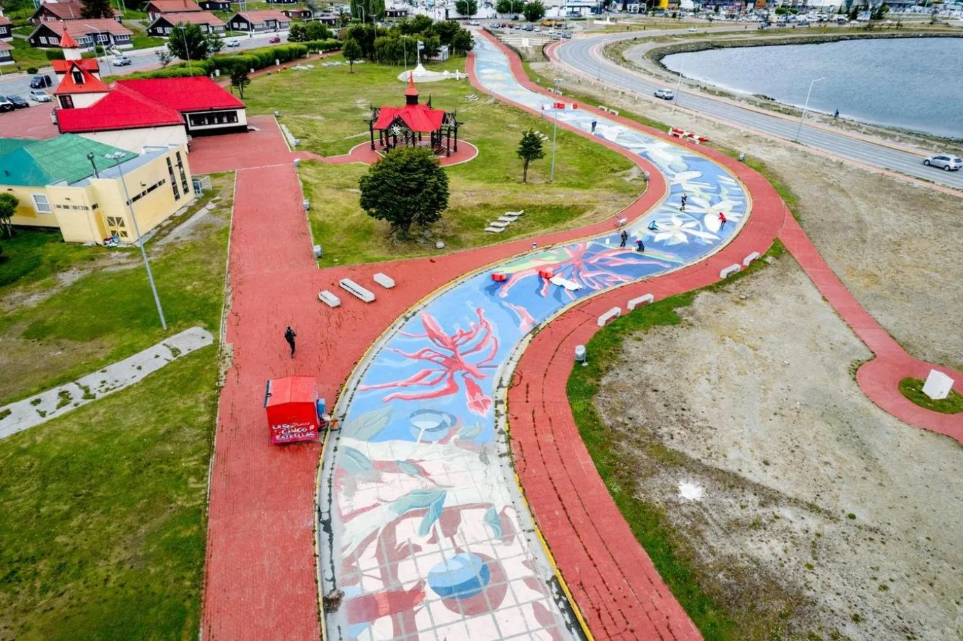 Municipio de Ushuaia restaura el mural del Paseo de las Rosas.