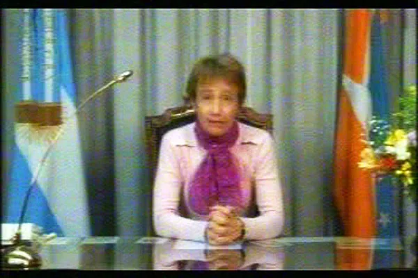 Fabiana Ríos, durante su mensaje provincial (Imagen: Captura de TV Canal 13 de Río Grande).