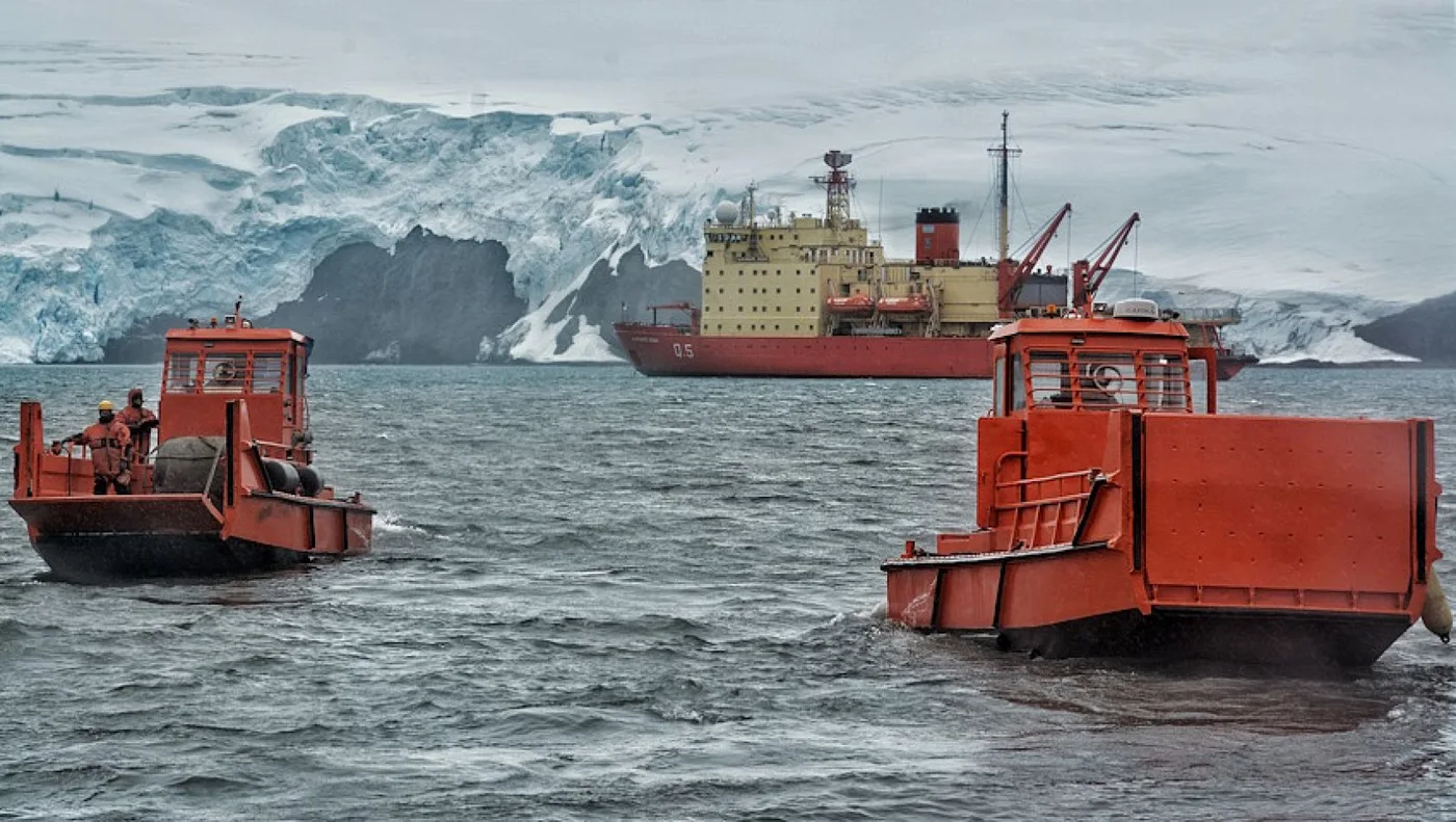 El rompehielos Irízar abasteció a las bases antárticas Carlini y Petrel