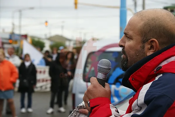 Marcelo Córdoba habla efusivamente ante los manifestantes en el IPAUSS.