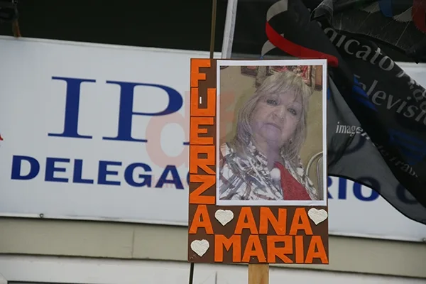 El cartel con un mensaje de apoyo a Ana María Quiroga.