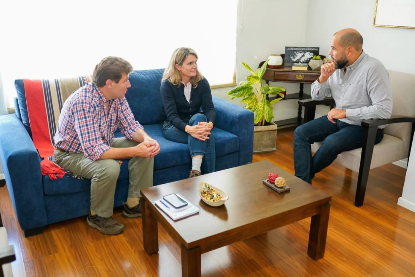 Gustavo Melella, Catherine Remy, CEO de Total Austral, y Agustín Tita, en el encuentro mantenido recientemente.