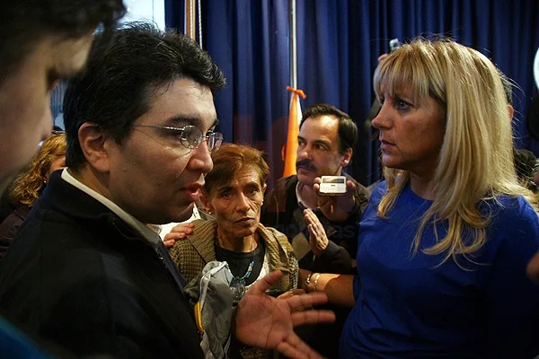 Raúl Arce reclama participar de una reunión con legisladores. Lo escucha Myriam Martínez.