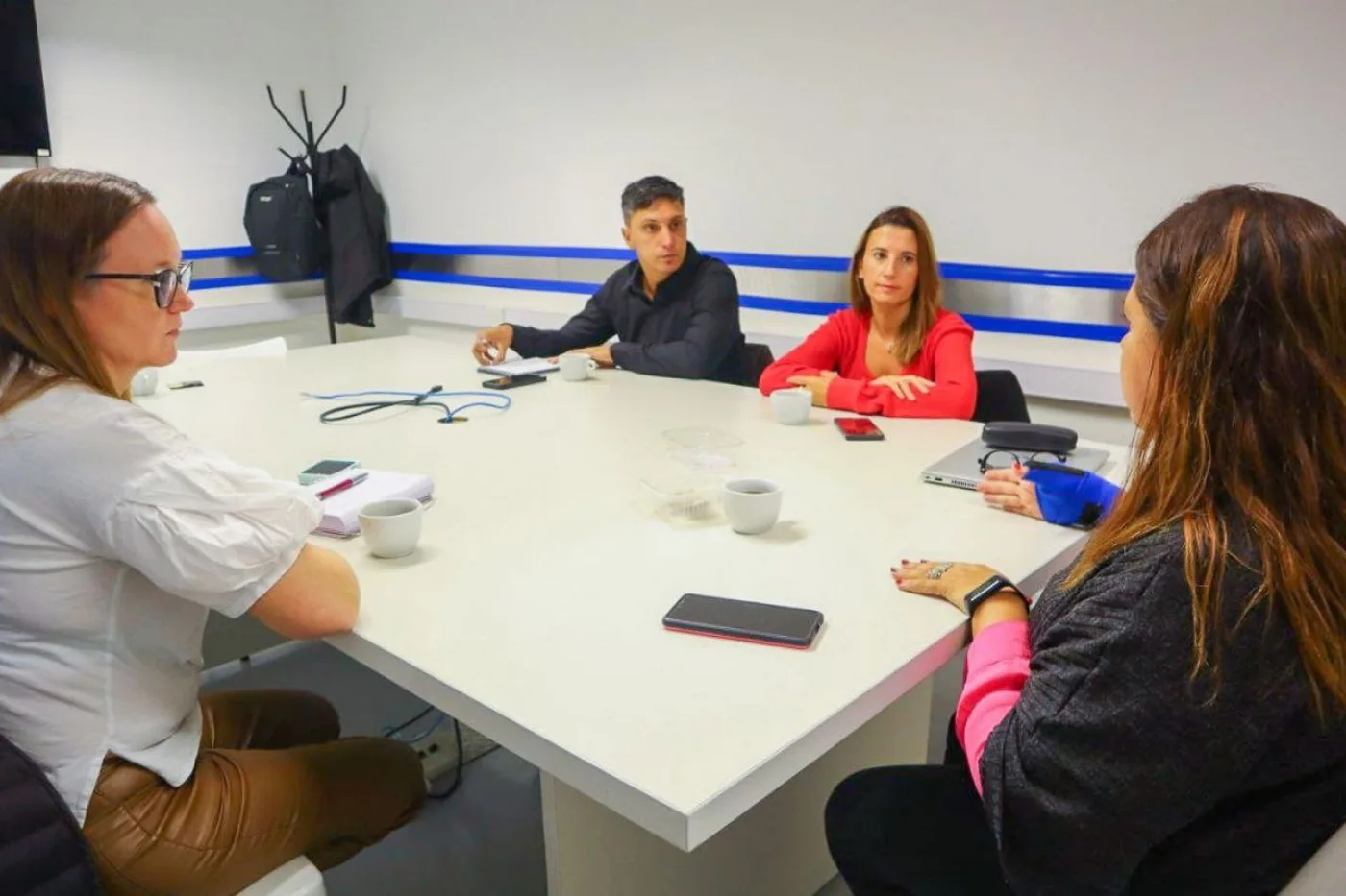El subsecretario de Desarrollo Productivo, Facundo Armas, mantuvo un encuentro con la directora de la Fundación Mirgor, Soledad Bertona.