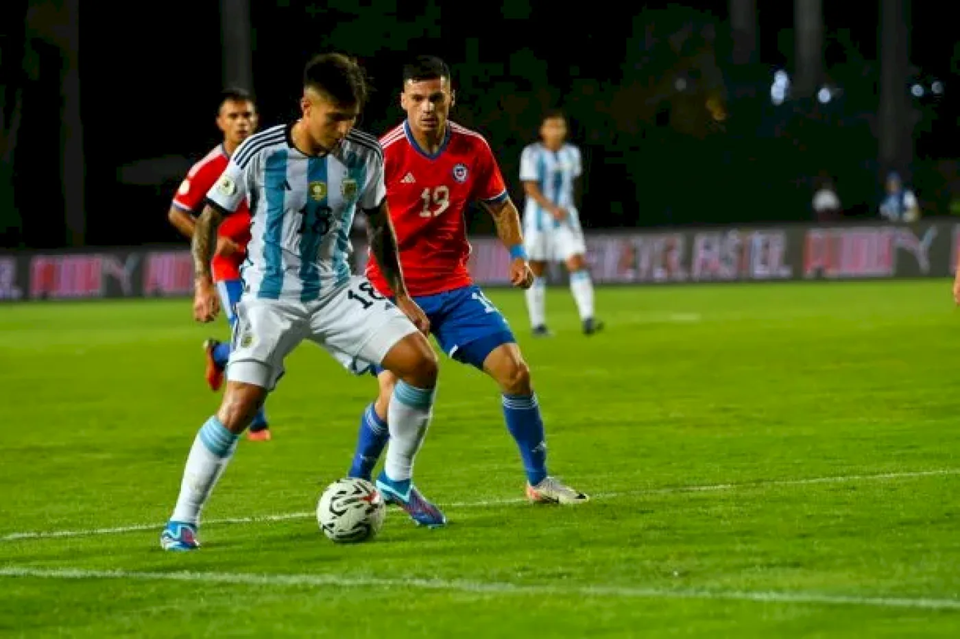 La Albiceleste de Javier Mascherano goleó 5-0 a la Roja y enciende cada vez más la ilusión de meterse en los Juegos Olímpicos.