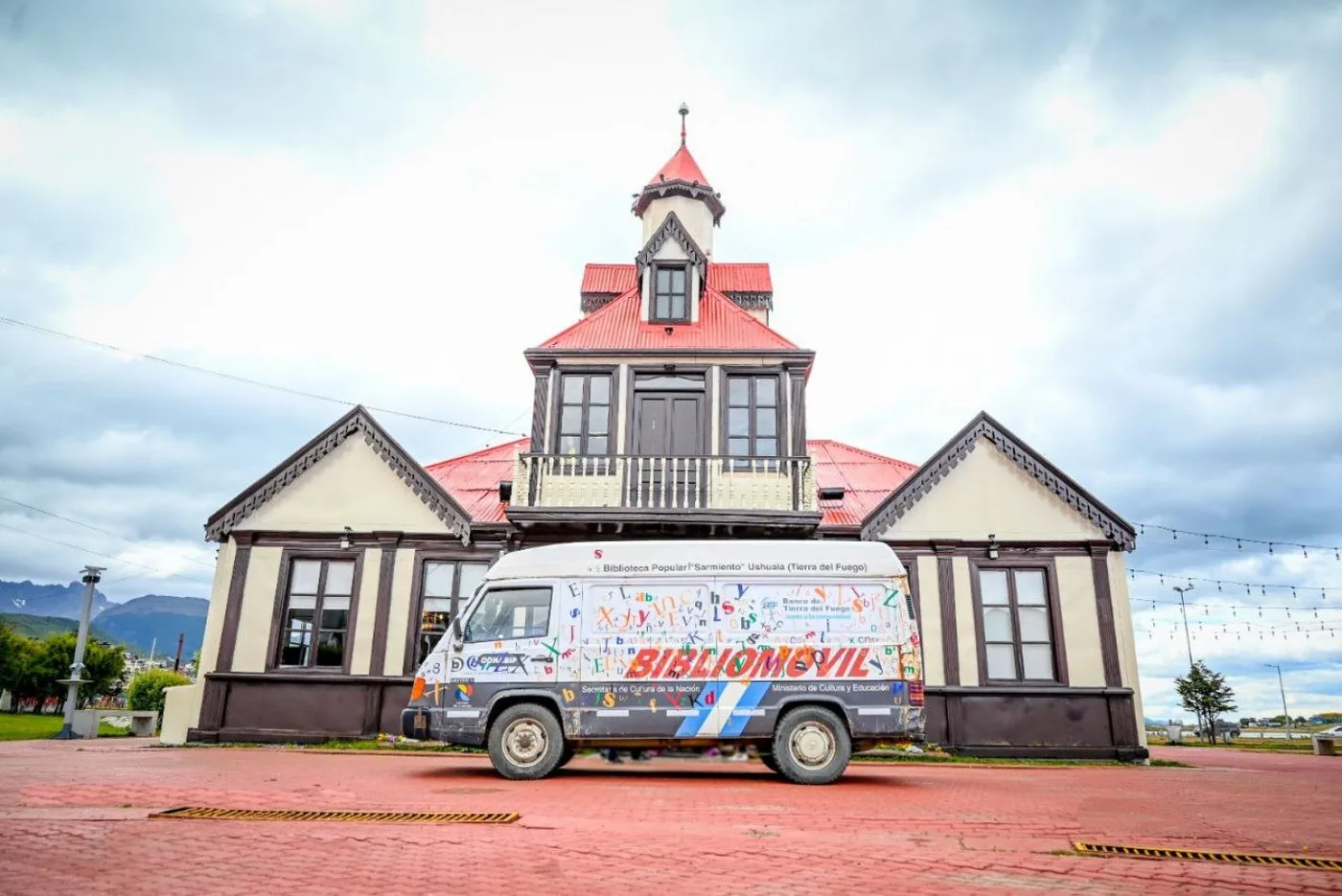 La Bibliomóvil lleva la magia de la lectura a la Colonia Municipal Verano