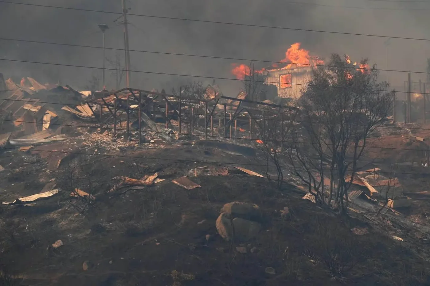 Incendio deja devastación y muerte en Chile