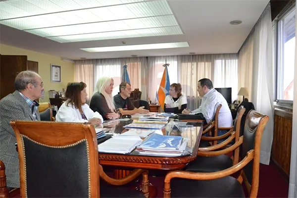 La daminificada, reunida con la gobernadora Fabiana Ríos.