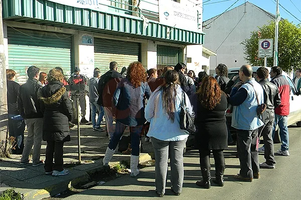 Los trabajadores de la educación al momento de arriba a la Dirección General de Rentas.