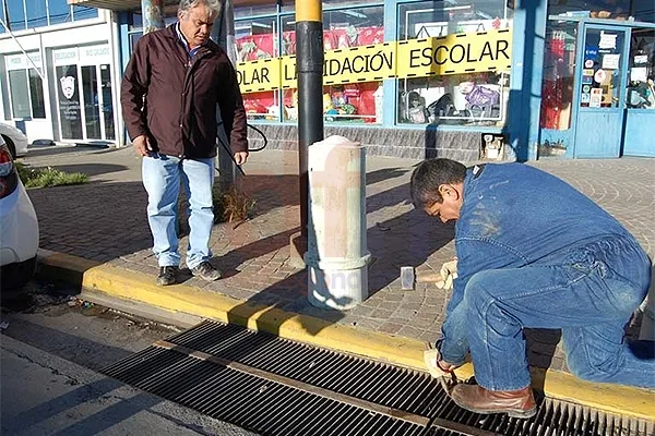 Personal municipal procedió a amurar las alcantarillas recuperadas.