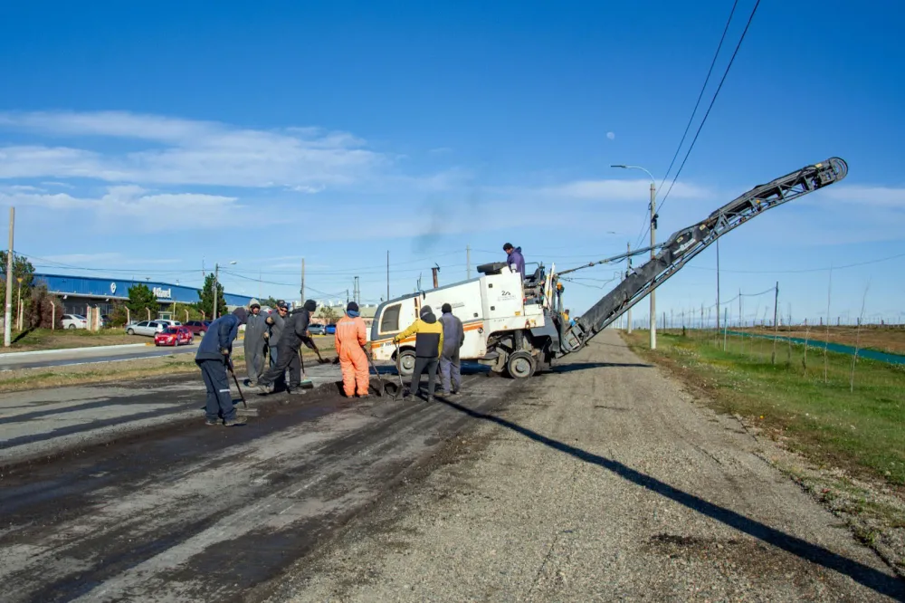 Con gran despliegue, avanzan las obras de bacheo en asfalto