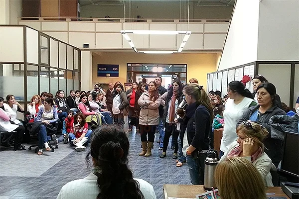 Los docentes, desobligados, protestaron dentro del edificio de la Dirección General de Rentas.