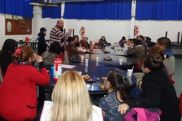 Los trabajadores escuchan a Marcelo Córdoba durante la reunión en la sede de ATE.