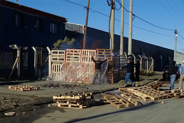 Los trabajadores de Australtex, al momento de iniciar la protesta en la puerta de la fábrica.