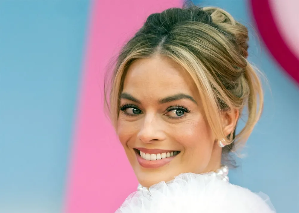 Margot Robbie, reconocida mundialmente por su papel en la exitosa película "Barbie".