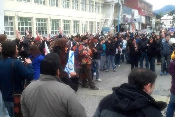 Los docentes de Ushuaia, en asamblea, acompañaron la movilización a Casa de Gobierno.