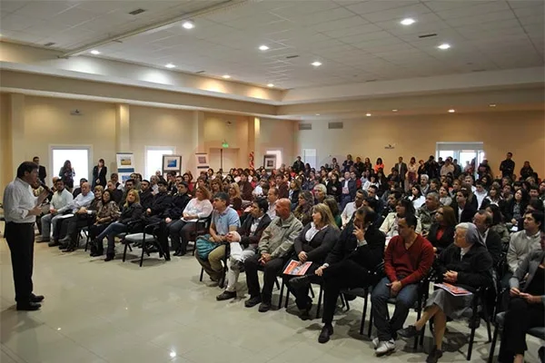 Gustavo Melella habla a los presentes en la apertura de las capacitaciones.