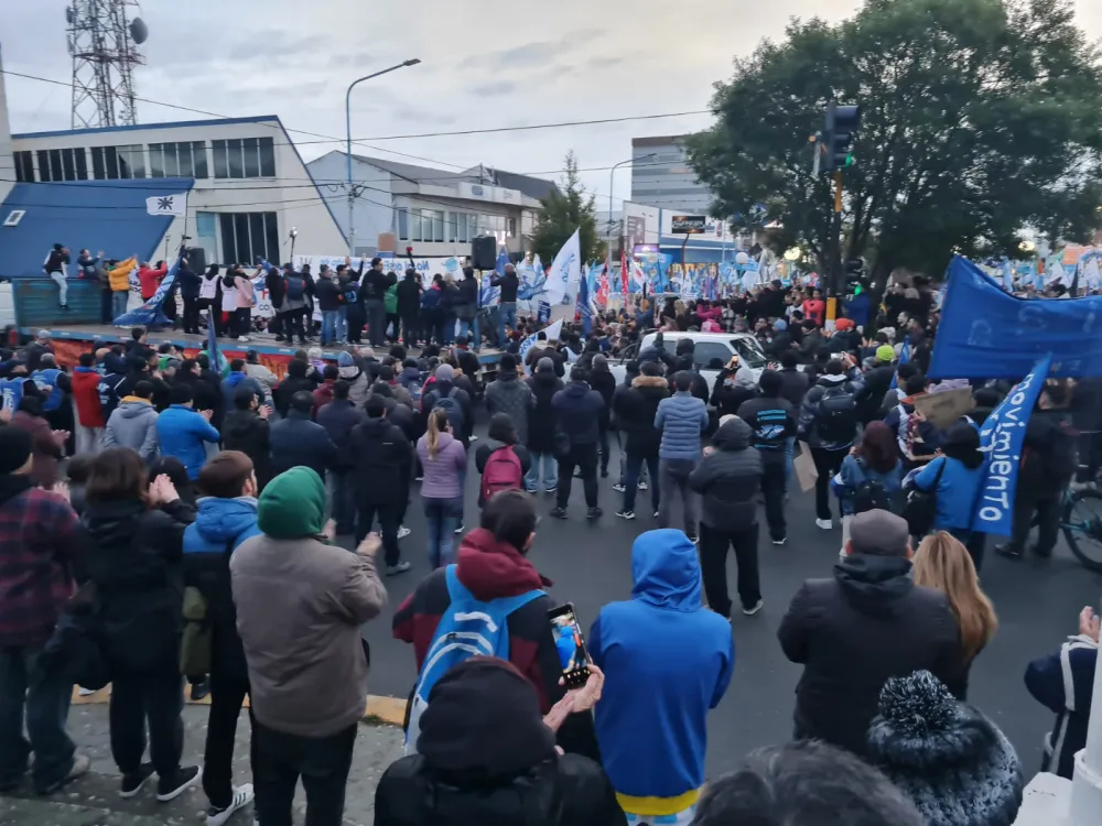 Multitudinaria marcha en defensa de la Universidad y la Educación Pública en Tierra del Fuego