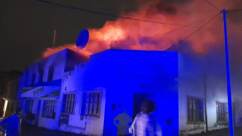 Siendo las 02:36 horas, personal policial de la Comisaría Primera es alertado sobre un ígneo en Fadul Nro. 420.