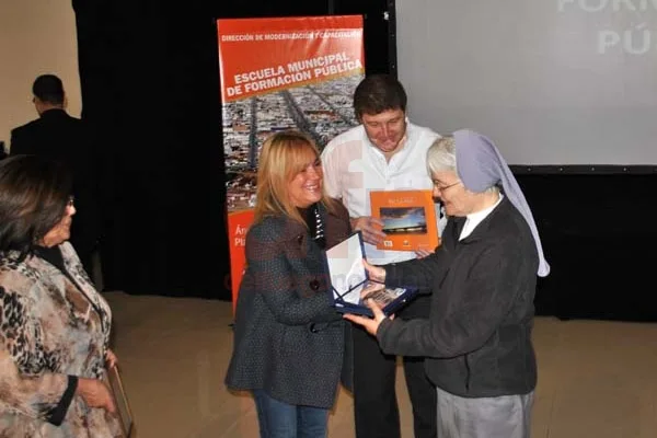 BOyadjian, junto a Melella, entregan un reconocimiento a la Hermana María Piccone.