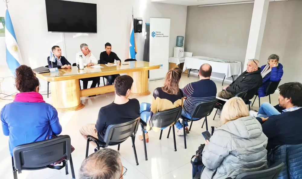 Comercios y colegios privados estrechan acciones con el Gobierno y acompañan el amparo.