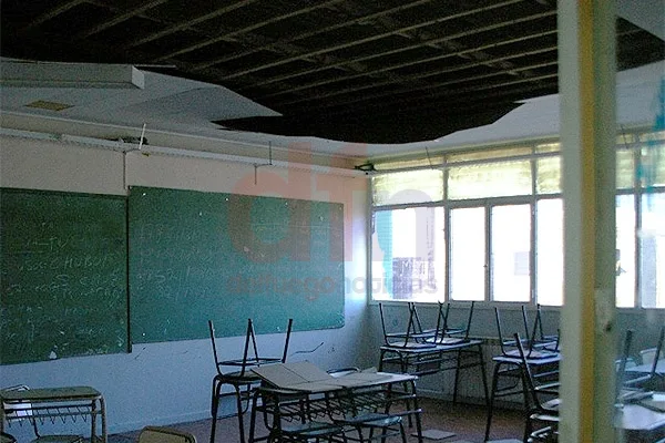 La caída del cielorraso en un aula motivó el cierre del establecimiento.